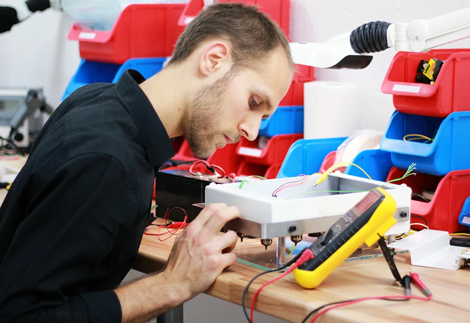 Employee soldering amplifier in the audioCulture manufactory
